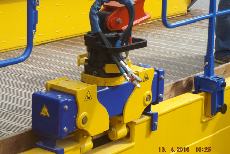 Hydraulicky drzak na pazici desky